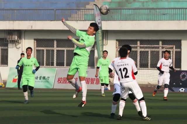 摇滚歌手演唱会中途怒控同业：支持我对抗这个家伙